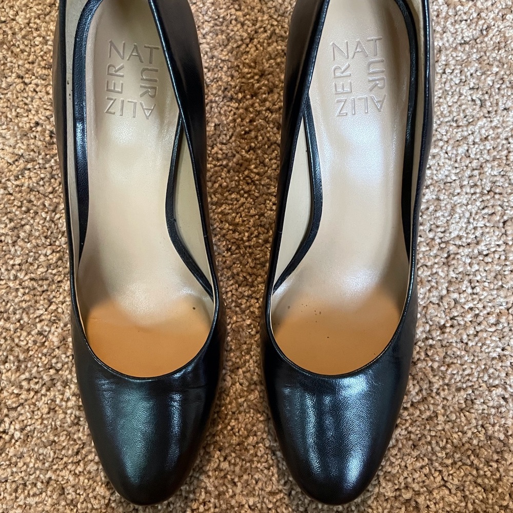 EUC Naturalizer round toe black leather pumps size 9